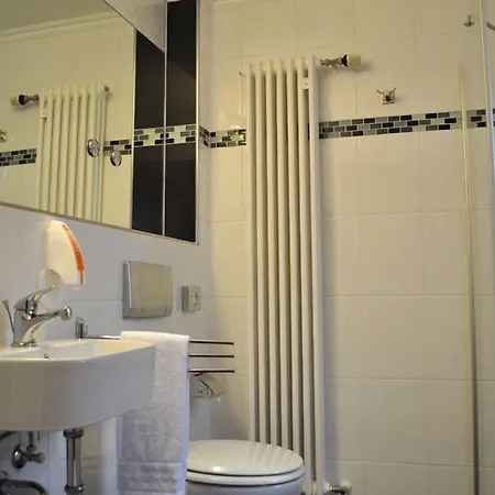 Schlosshotel 3* לנדסטול